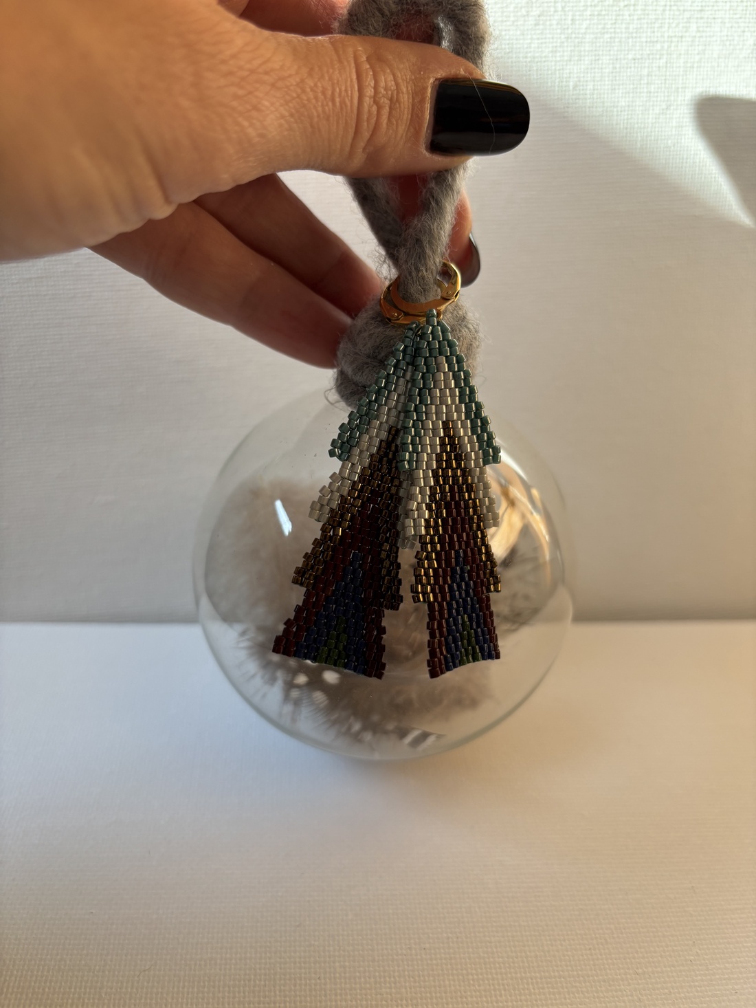 Cercei braduti din margele Craciun - bijuterii - cercei - cercei din mărgele - Artynos.ro