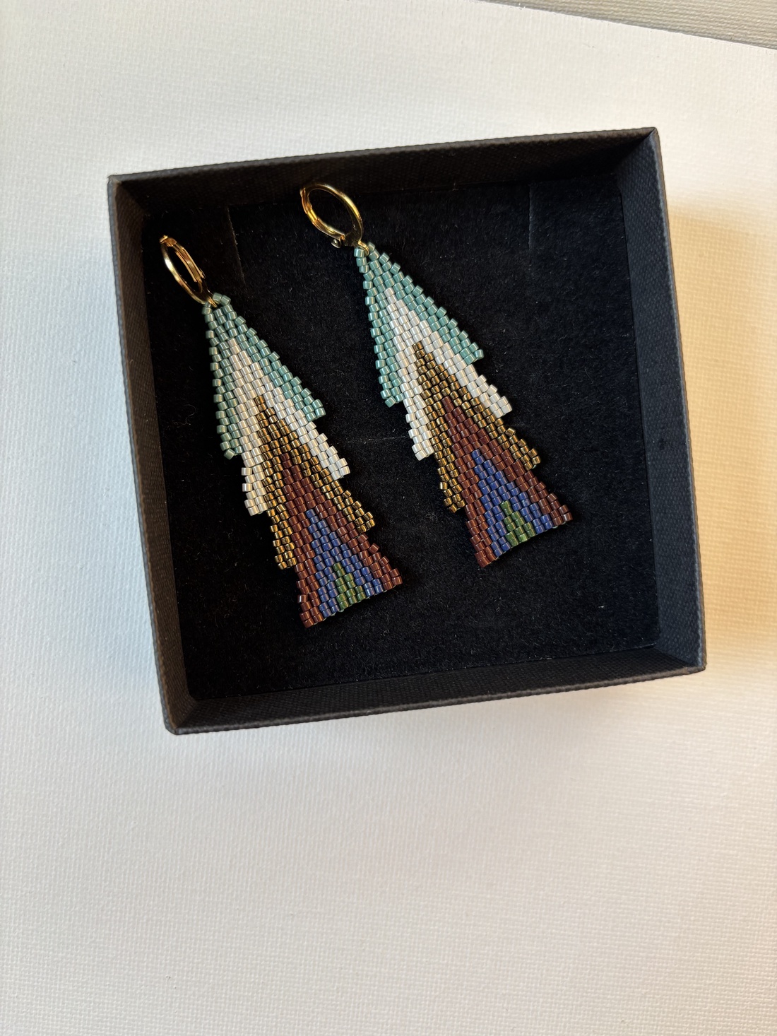 Cercei braduti din margele Craciun - bijuterii - cercei - cercei din mărgele - Artynos.ro