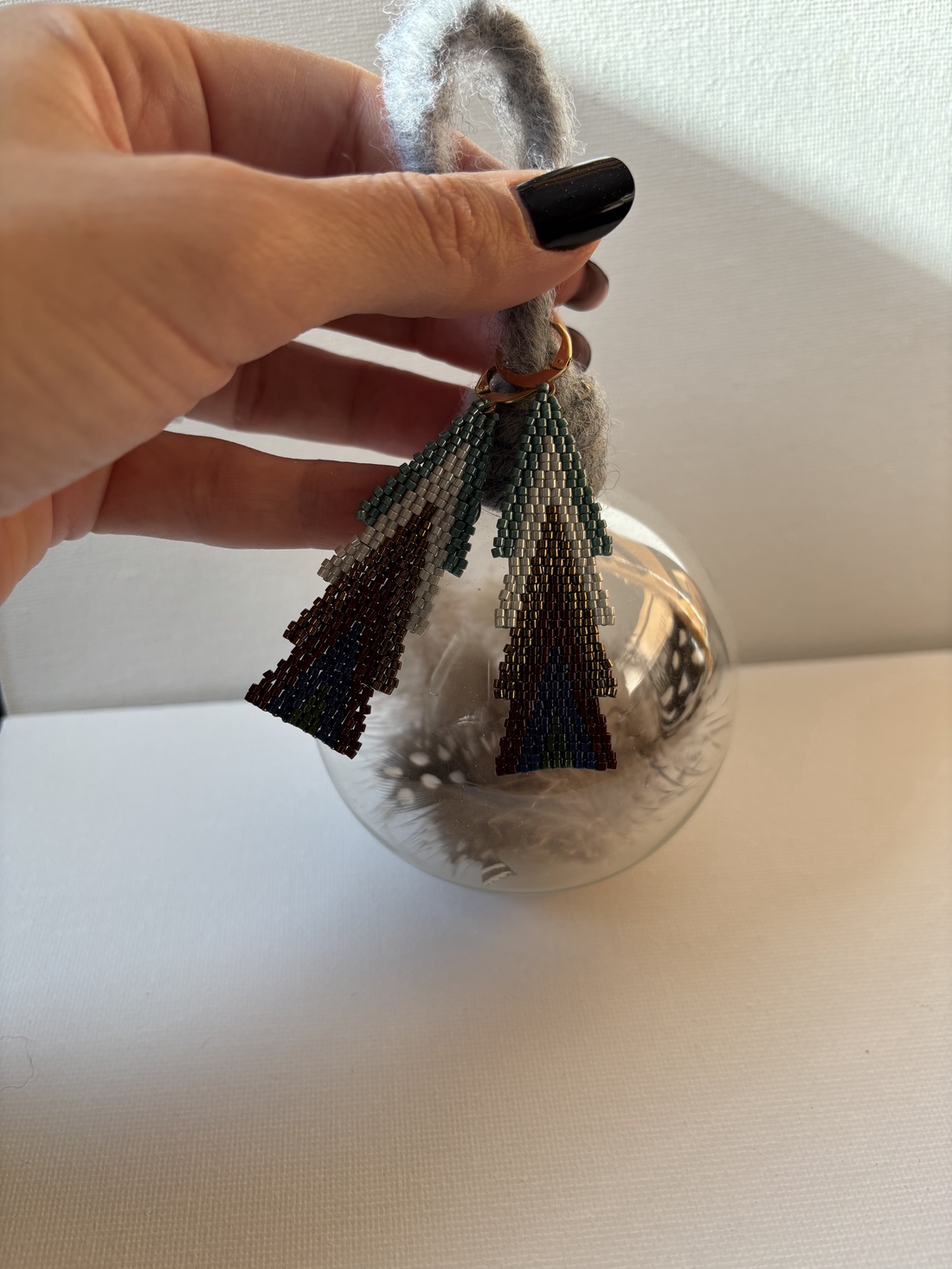 Cercei braduti din margele Craciun - bijuterii - cercei - cercei din mărgele - Artynos.ro