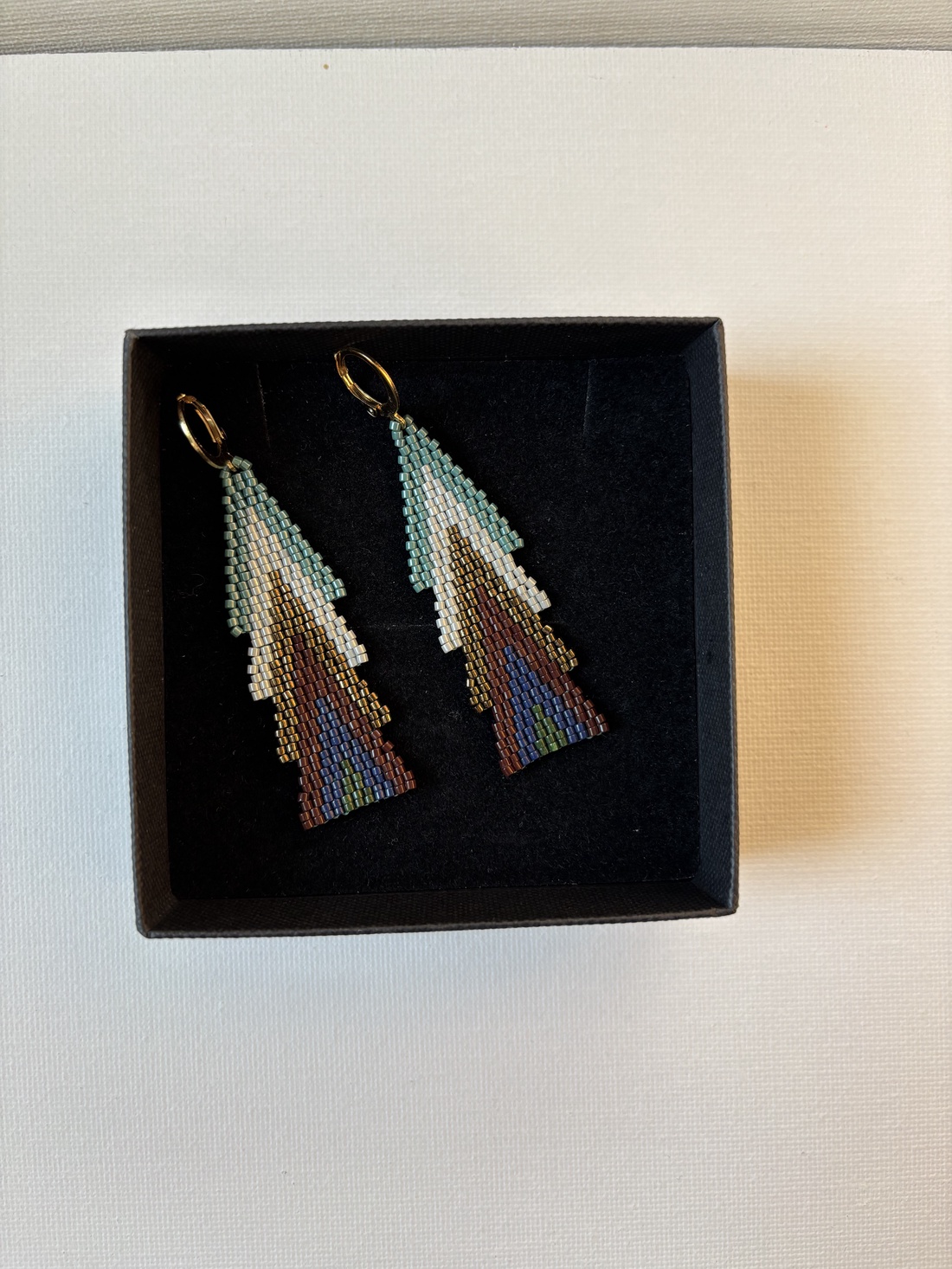 Cercei braduti din margele Craciun - bijuterii - cercei - cercei din mărgele - Artynos.ro