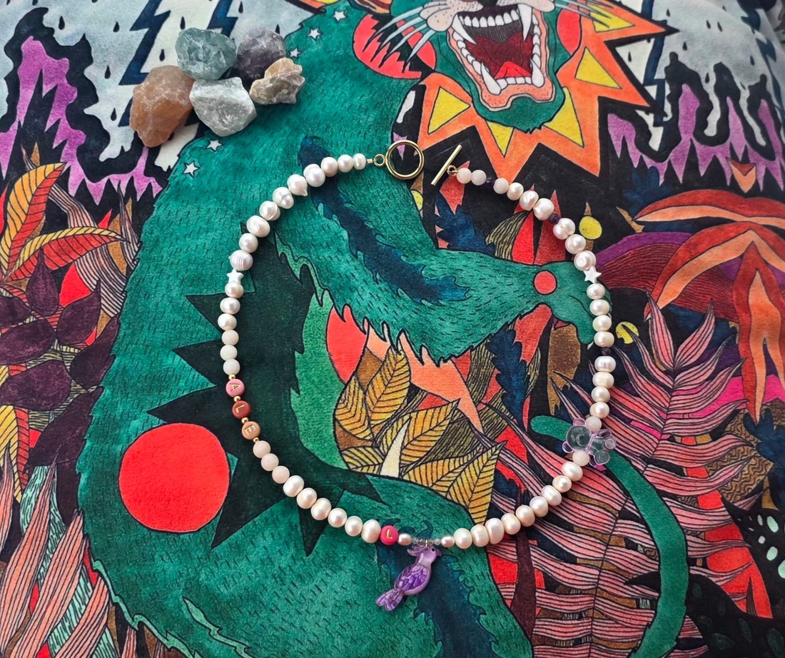 Colier perle de cultura si detalii colorate - bijuterii - coliere - coliere cu pandative - Artynos.ro
