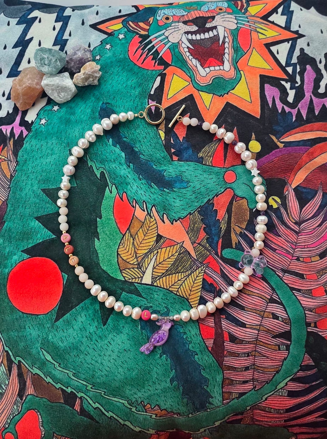 Colier perle de cultura si detalii colorate - bijuterii - coliere - coliere cu pandative - Artynos.ro