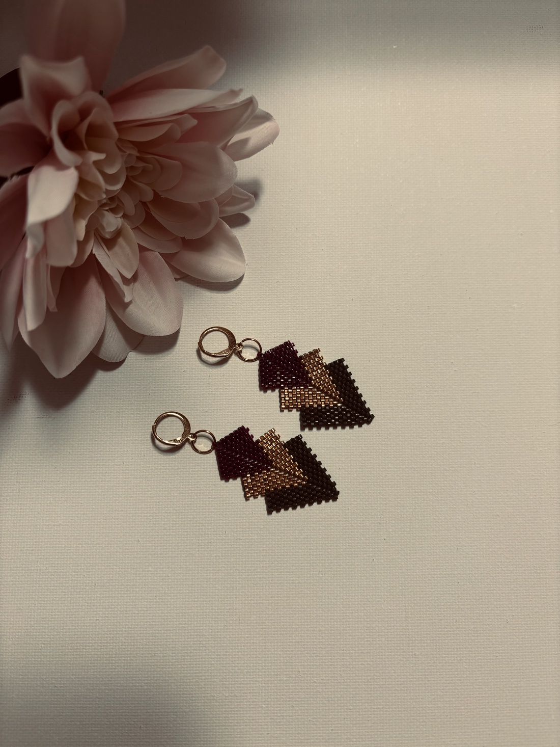 Cercei cu auriu si mov - bijuterii - cercei - cercei din mărgele - Artynos.ro