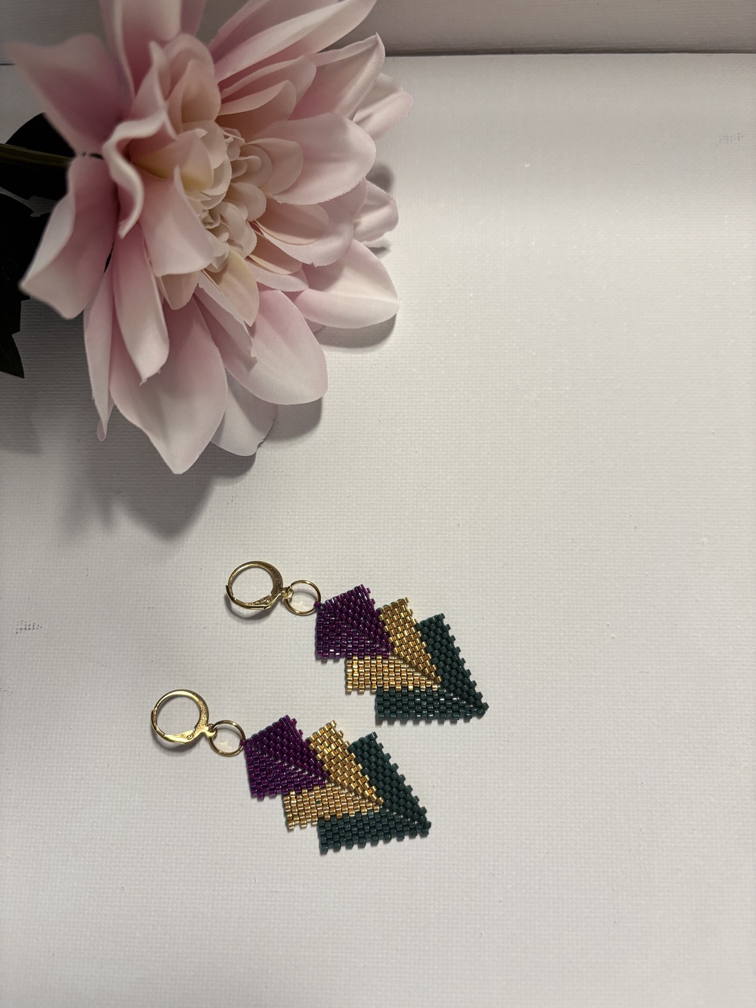 Cercei cu auriu si mov - bijuterii - cercei - cercei din mărgele - Artynos.ro