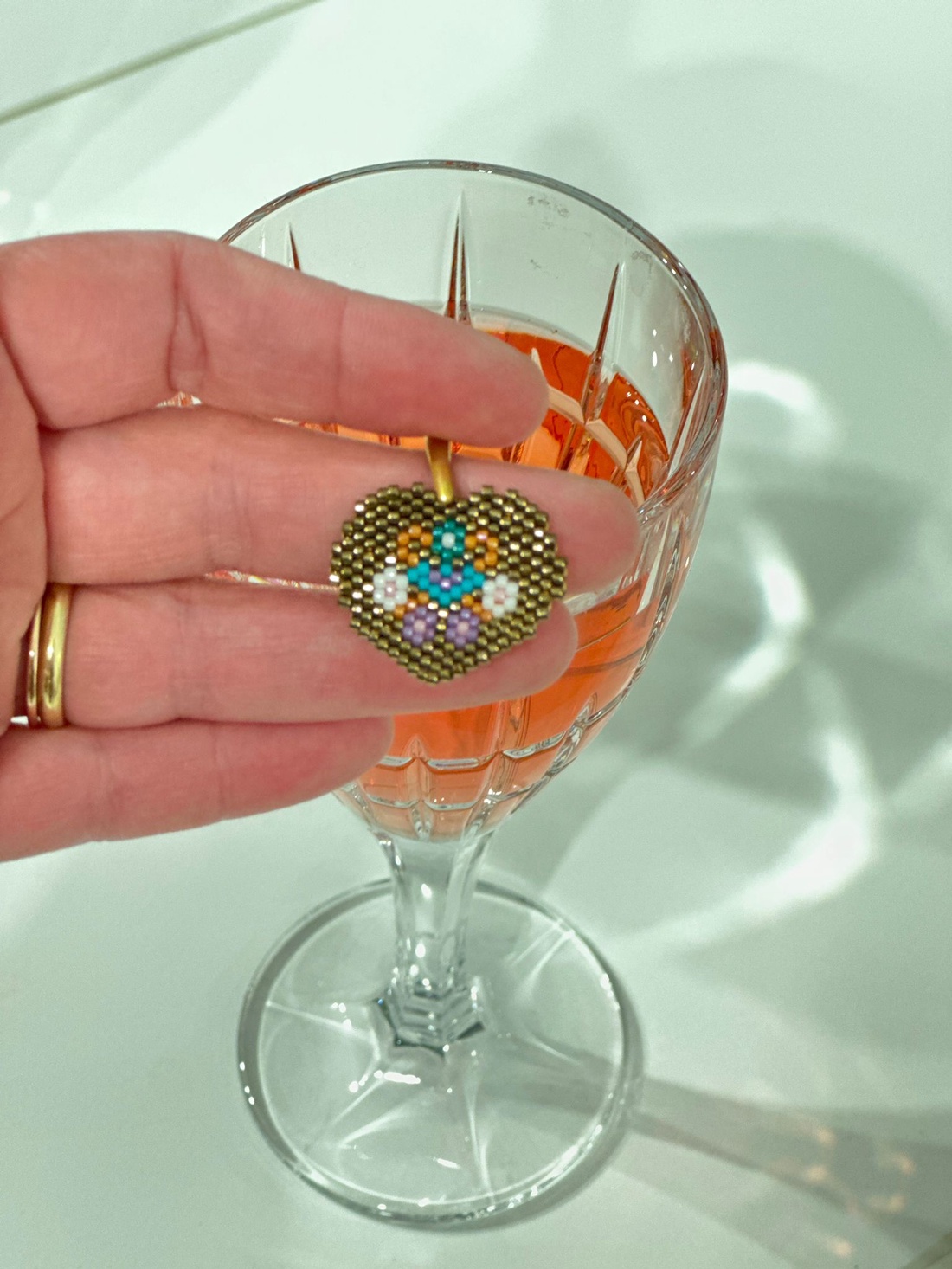 Cercei inima auriu - bijuterii - cercei - cercei din mărgele - Artynos.ro