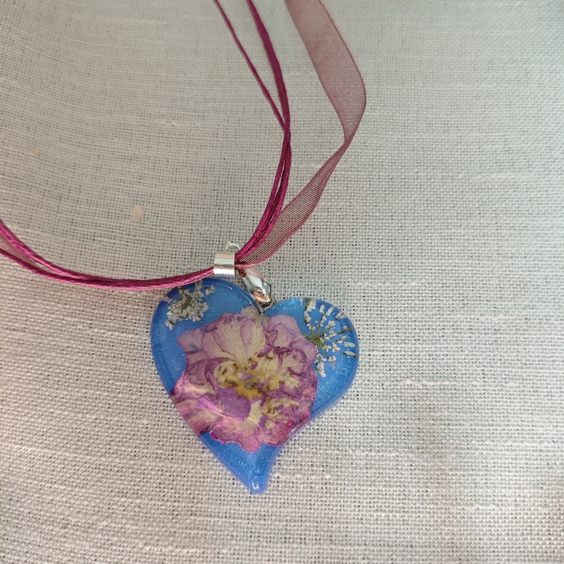 Pandantiv cu mini trandafir natural � bijuterie florală, cadou pentru femei - bijuterii - coliere - pandative - Artynos.ro