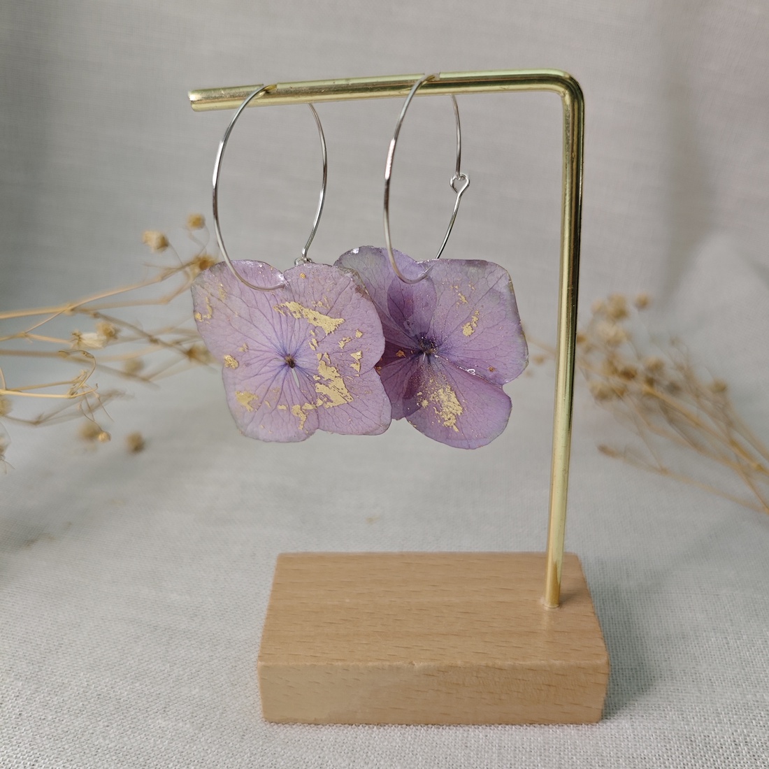 Cercei cu flori naturale de hortensie � Bijuterii florale, cadou pentru femei - bijuterii - cercei - cercei din rășină - Artynos.ro