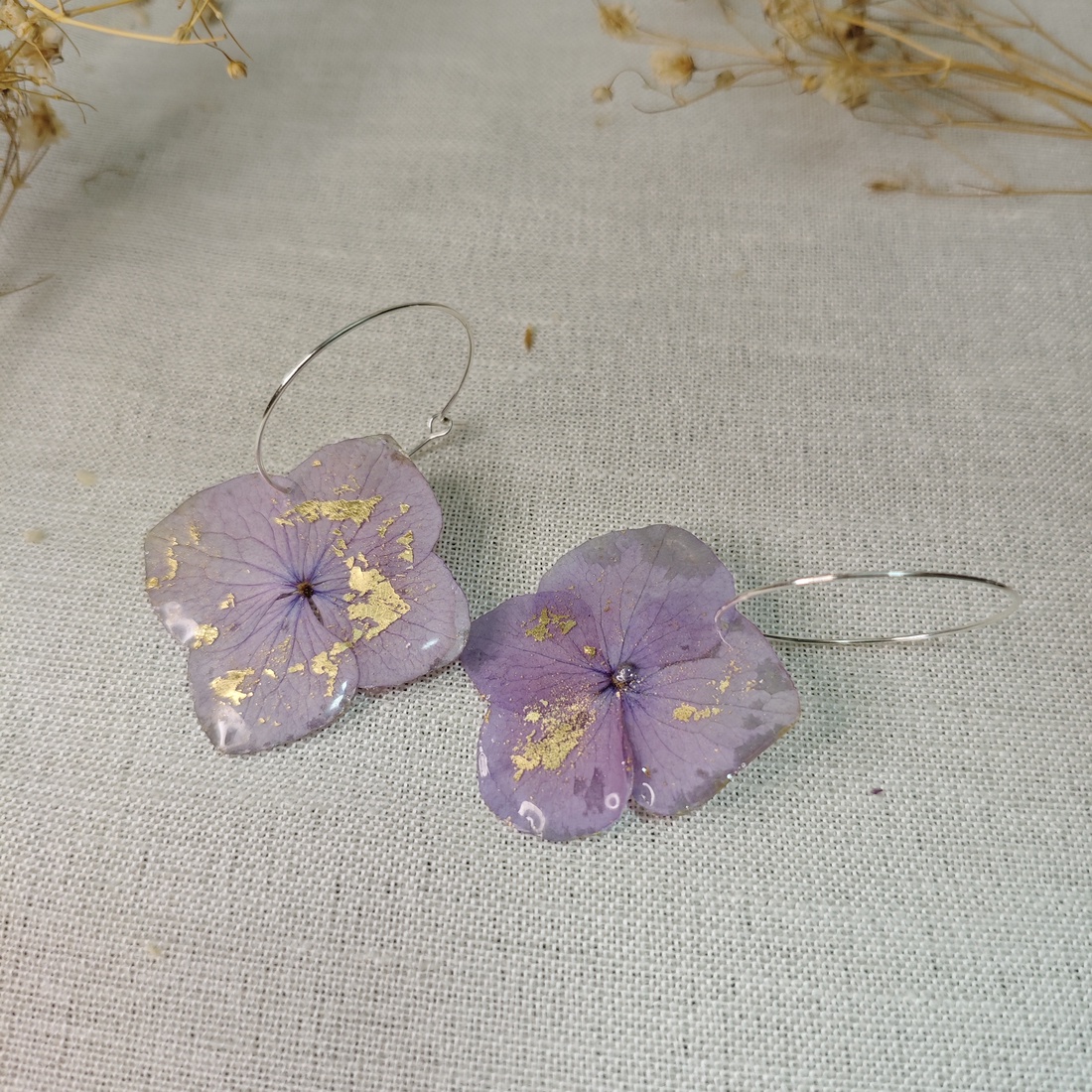 Cercei cu flori naturale de hortensie � Bijuterii florale, cadou pentru femei - bijuterii - cercei - cercei din rășină - Artynos.ro