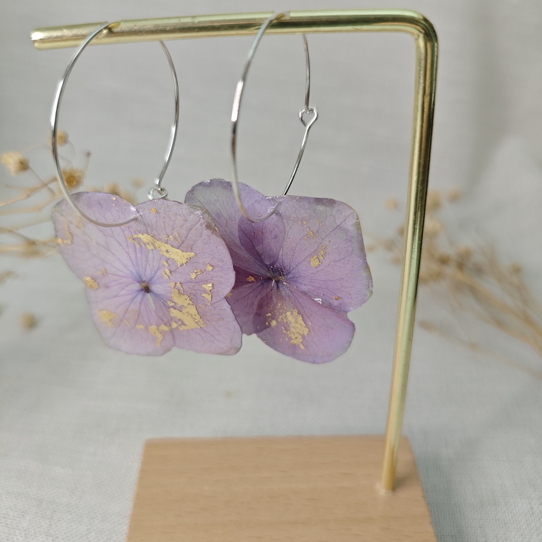 Cercei cu flori naturale de hortensie � Bijuterii florale, cadou pentru femei - bijuterii - cercei - cercei din rășină - Artynos.ro