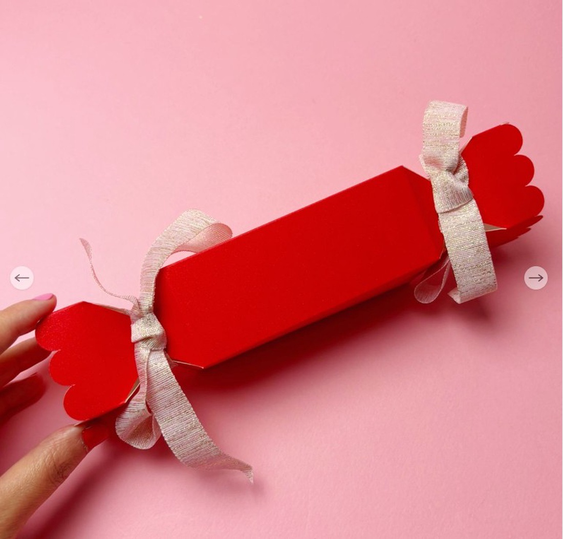 Cutiute pentru marturii in forma de bomboana - accesorii nuntă - amintiri și cadouri de nuntă - favoruri de nuntă - Artynos.ro Cutiute pentru marturii in forma de bomboana - accesorii nuntă - amintiri și cadouri de nuntă - favoruri de nuntă - Artynos.ro