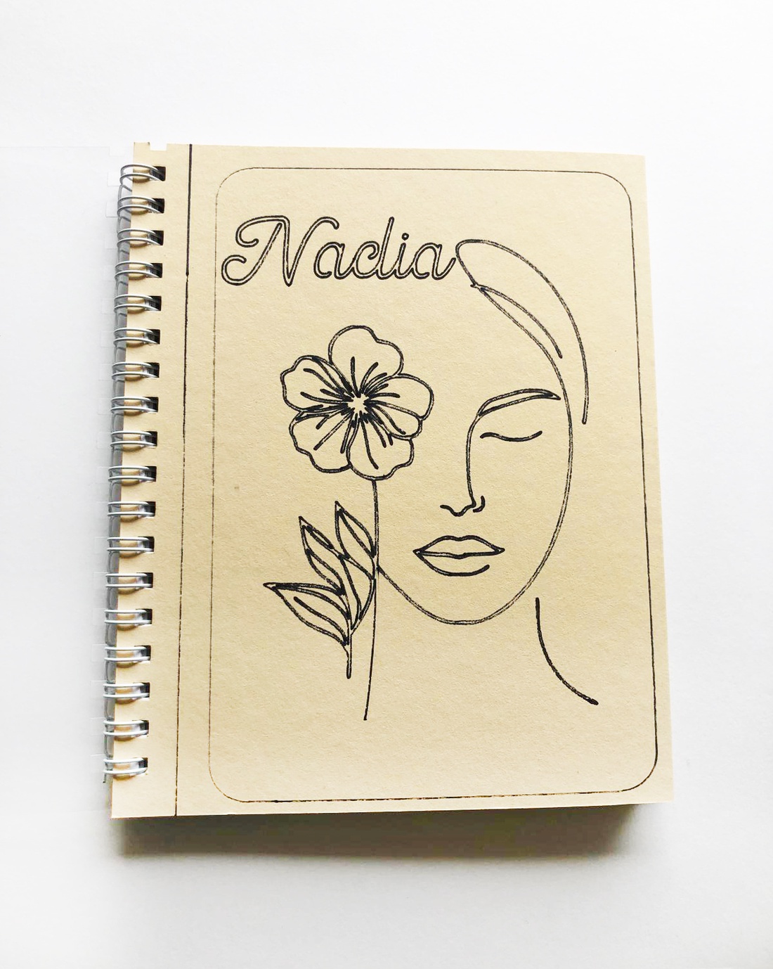 Notebook personalizat Nadia - casă & stil de viață - papetărie de hârtie - caiete și jurnal - Artynos.ro Notebook personalizat Nadia - casă & stil de viață - papetărie de hârtie - caiete și jurnal - Artynos.ro