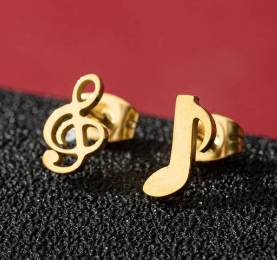 Cercei mici pe ureche - bijuterii - cercei - Artynos.ro Cercei mici pe ureche - bijuterii - cercei - Artynos.ro