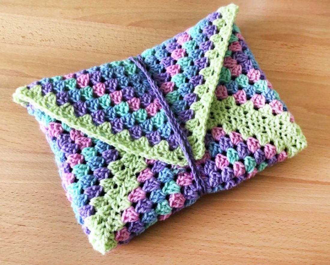 Husa crosetata pentru jurnal, agenda, carte - cărți și creații cu tematică muzicală, cadouri - husă de carte - Artynos.ro