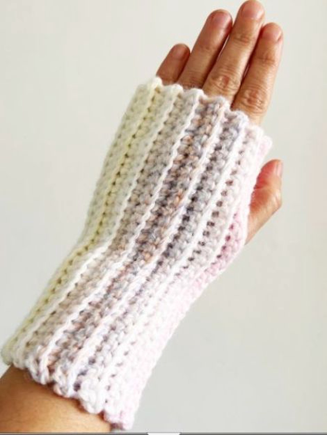 Manusi fara degete crosetate manual - îmbrăcăminte și modă - curele și catarame artizanale - alte accesorii - Artynos.ro