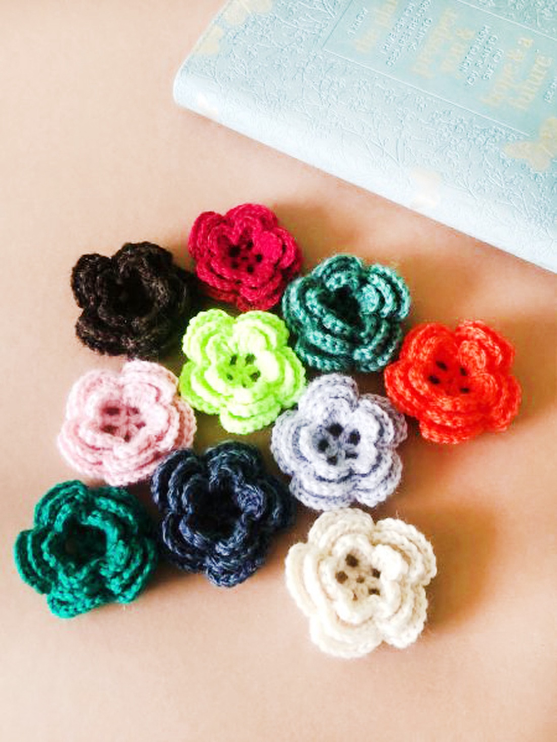 Lot 10 flori crosetate manual - accessorii și unelte - obiecte de decorare - textil de decorare - Artynos.ro