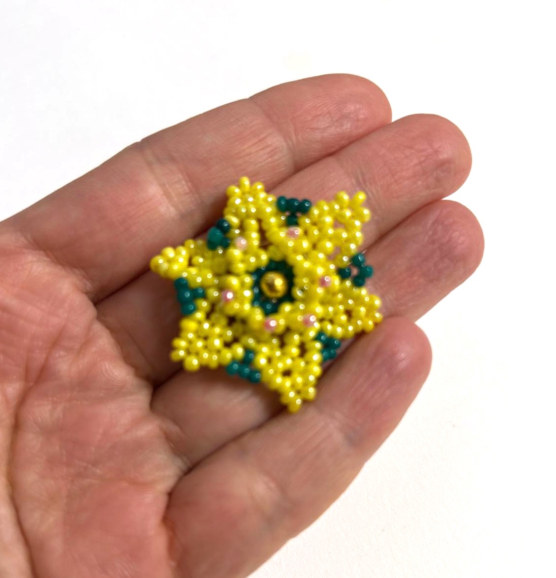 Brose finute tesute - bijuterii - broșe - Artynos.ro