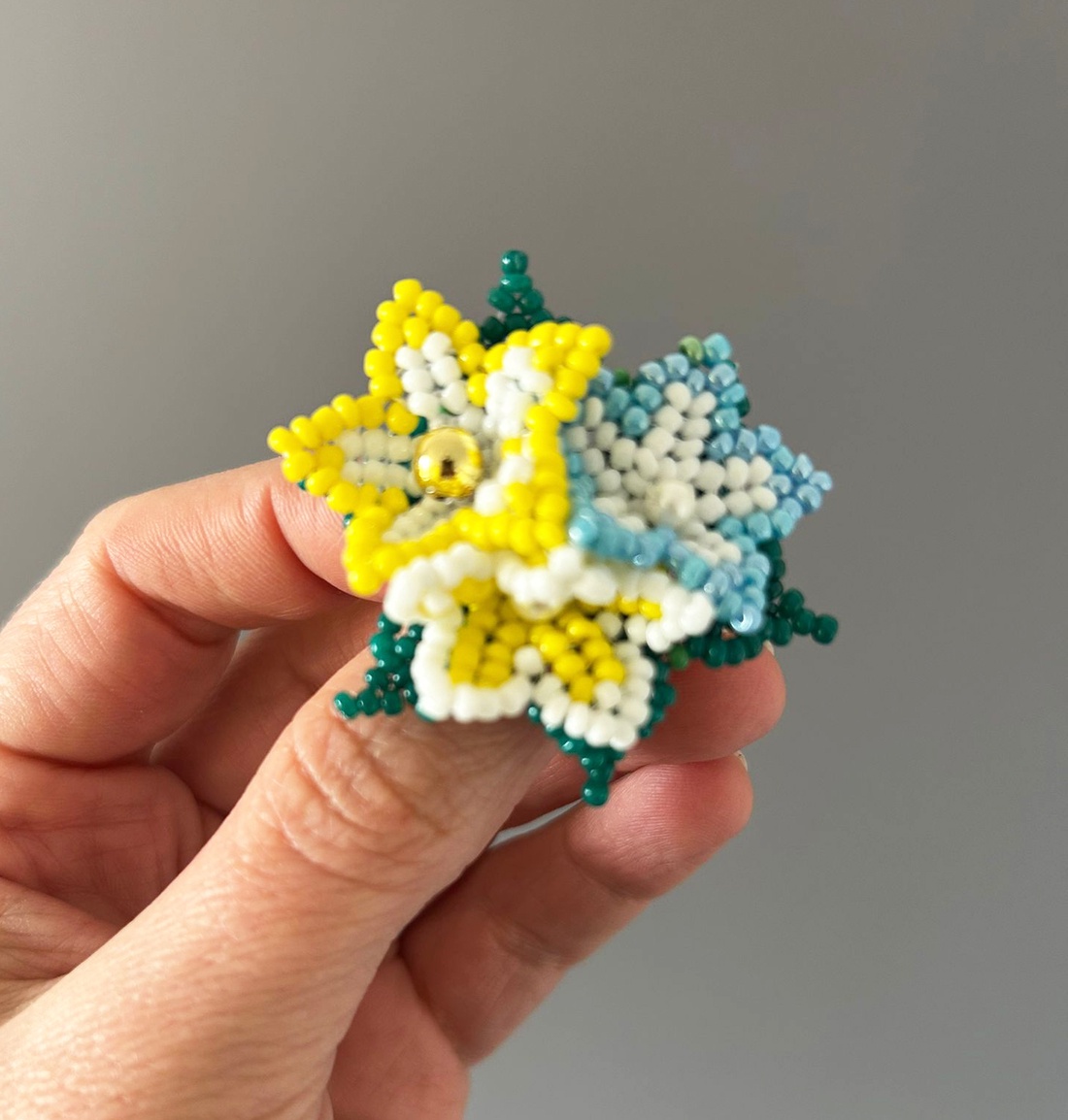 Brose lucrate cu margele toho  - bijuterii - broșe - Artynos.ro