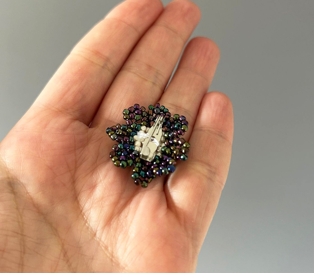 Brose lucrate cu margele toho  - bijuterii - mărțișor - Artynos.ro