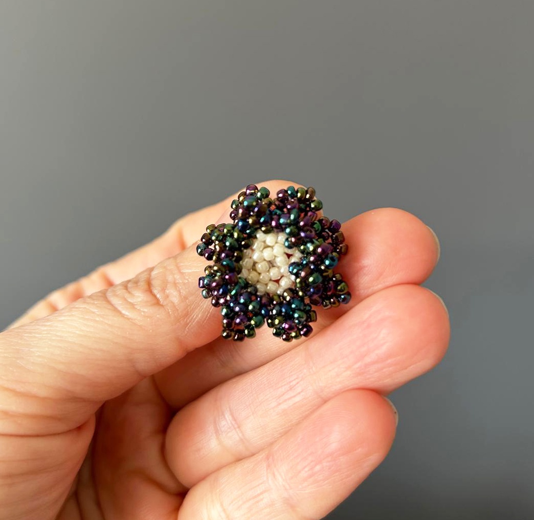 Brose lucrate cu margele toho  - bijuterii - mărțișor - Artynos.ro