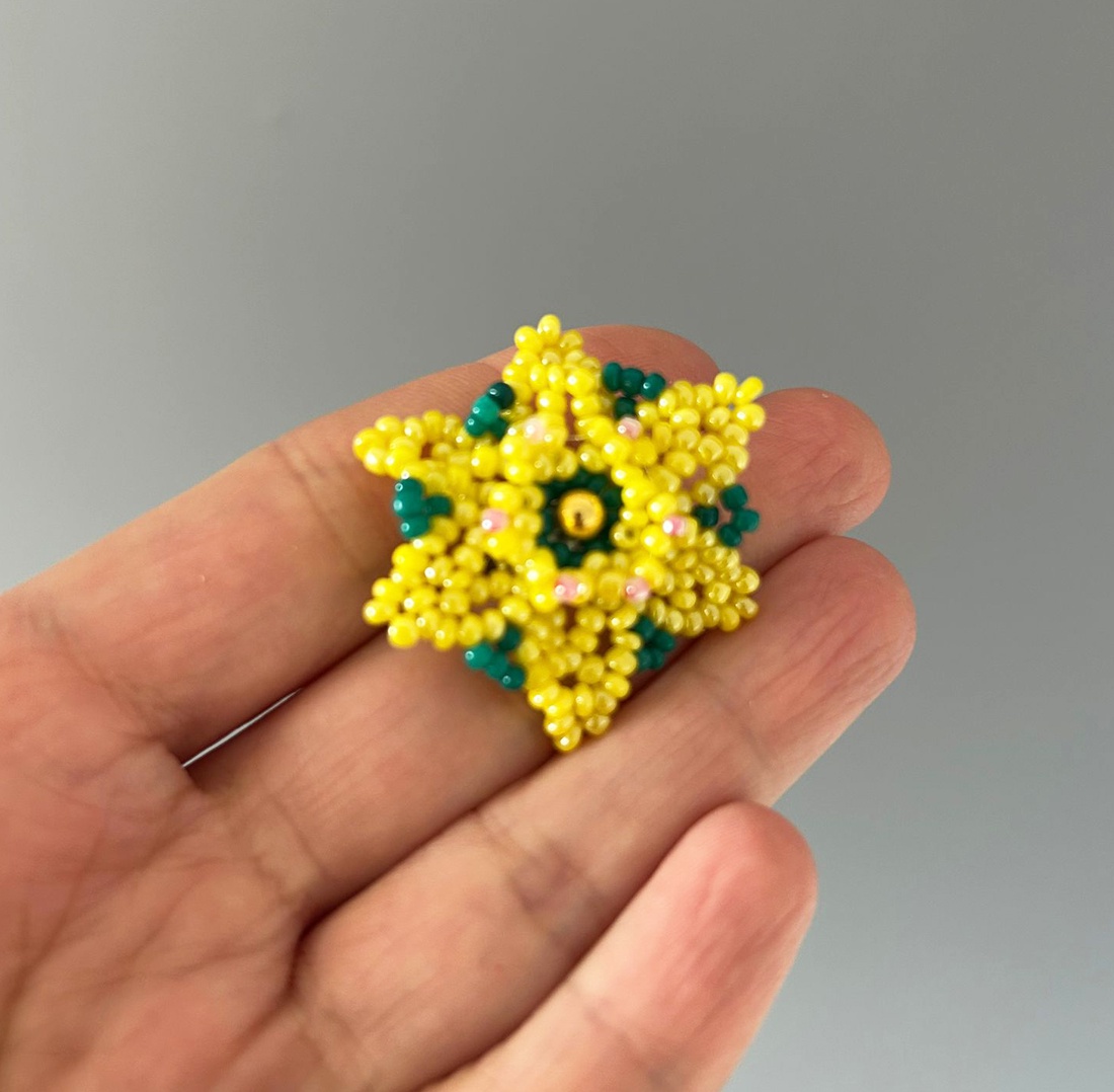 Brose lucrate cu margele toho  - bijuterii - mărțișor - Artynos.ro