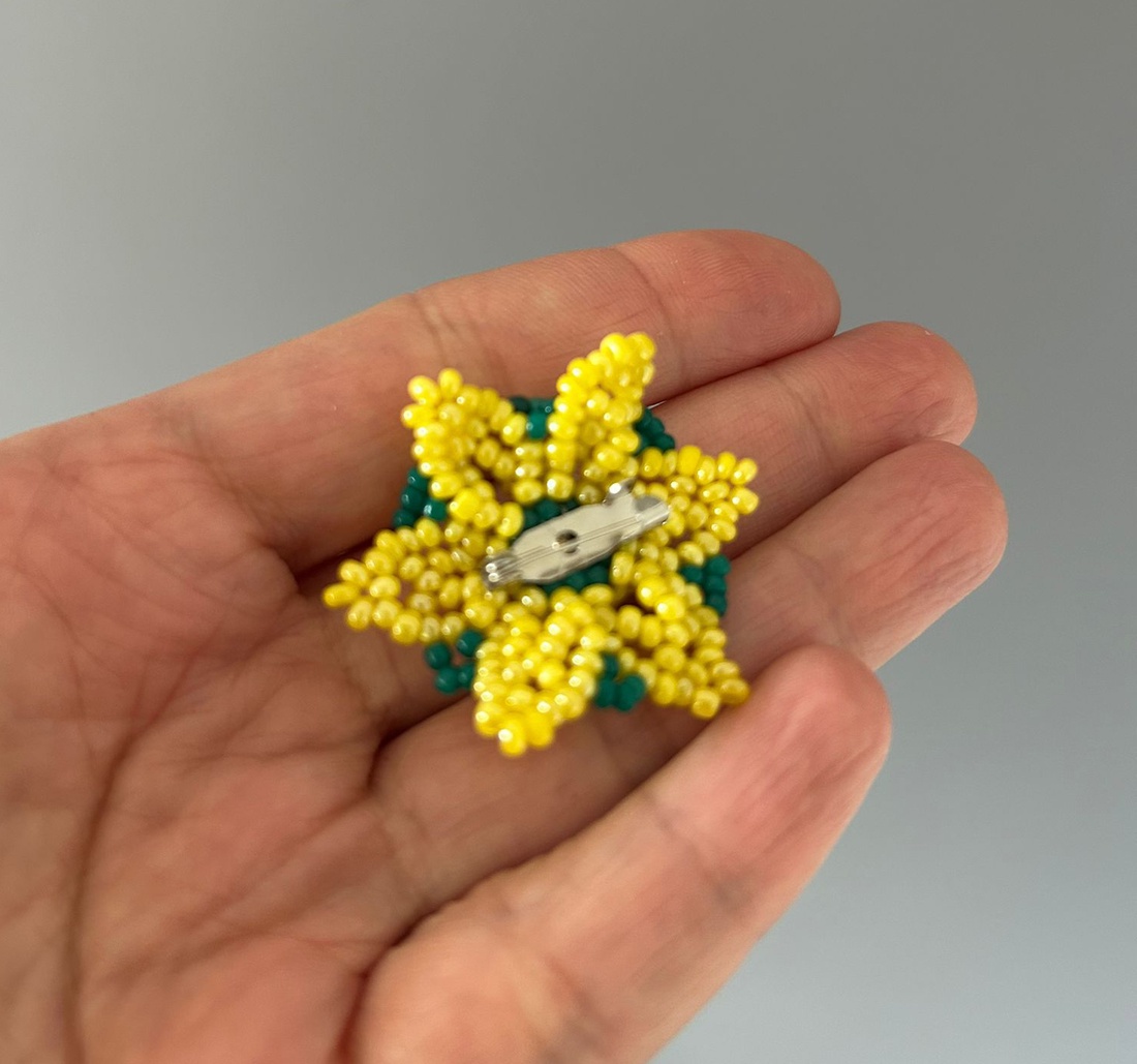 Brose lucrate cu margele toho  - bijuterii - mărțișor - Artynos.ro