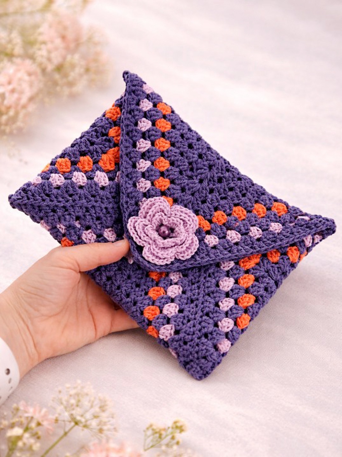 Husa crosetata pentru jurnal, agenda, carte - cărți și creații cu tematică muzicală, cadouri - husă de carte - Artynos.ro