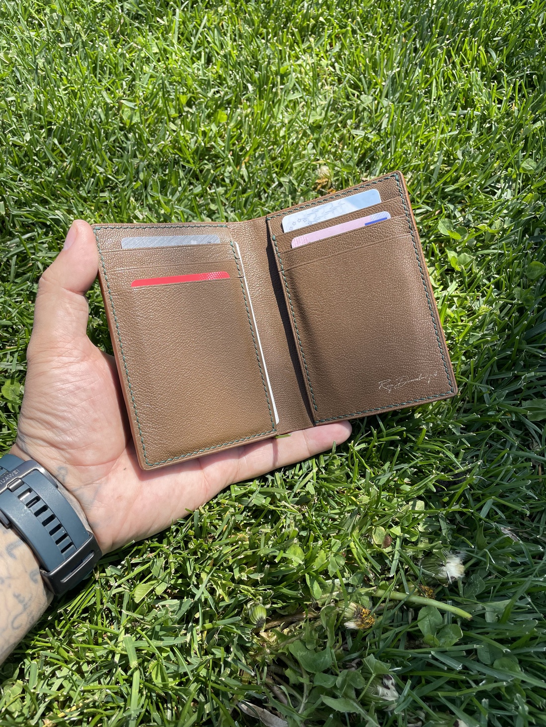 Portofel din piele naturala lucrat integral manual in Romania - geantă și husă - portofele, huse, suporturi - portofel - portofel bărbați - Artynos.ro Portofel din piele naturala lucrat integral manual in Romania - geantă și husă - portofele, huse, suporturi - portofel - portofel bărbați - Artynos.ro
