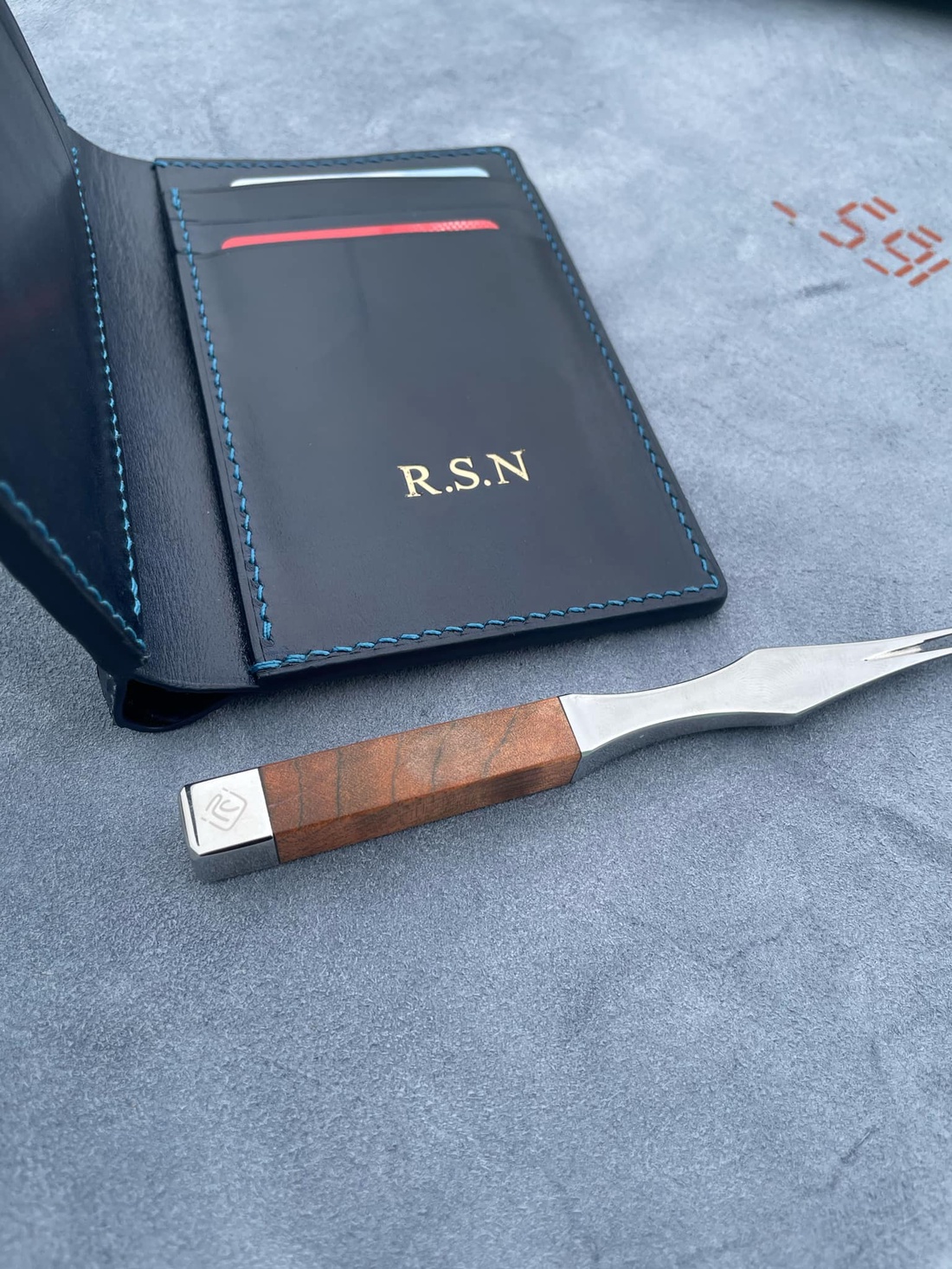 Portofel Personalizat Slim Stand up din piele naturala lucrat integral manual in Romania - geantă și husă - portofele, huse, suporturi - portofel - portofel bărbați - Artynos.ro Portofel Personalizat Slim Stand up din piele naturala lucrat integral manual in Romania - geantă și husă - portofele, huse, suporturi - portofel - portofel bărbați - Artynos.ro