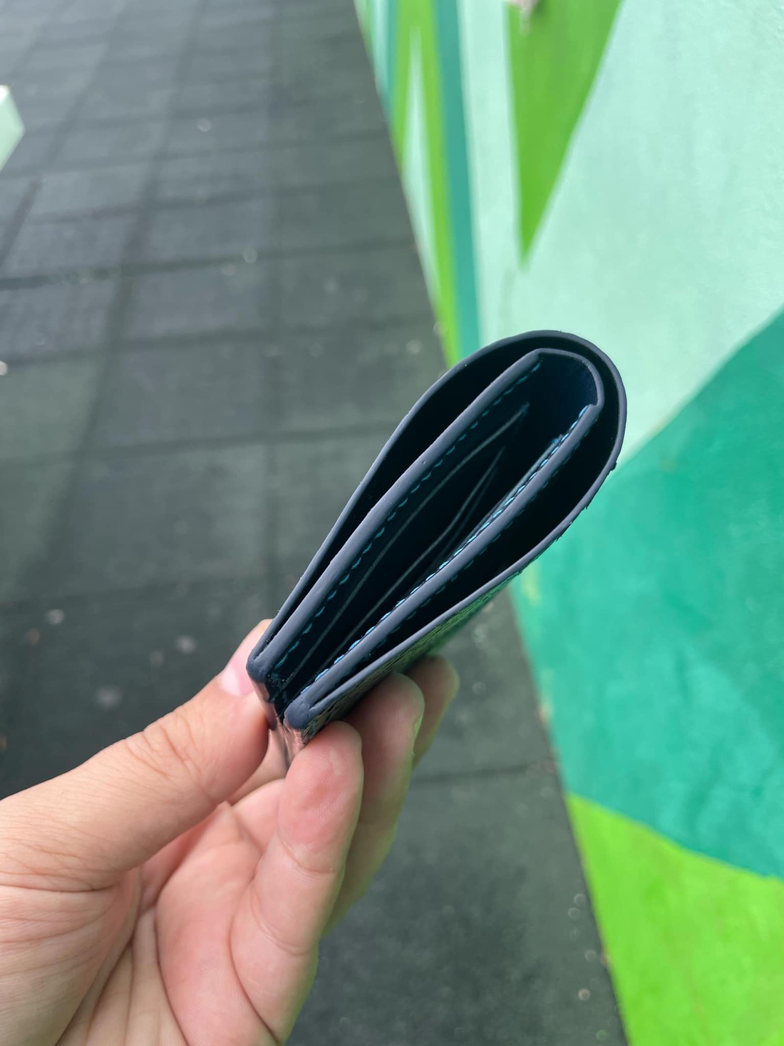 Portofel Personalizat Slim Stand up din piele naturala lucrat integral manual in Romania - geantă și husă - portofele, huse, suporturi - portofel - portofel bărbați - Artynos.ro Portofel Personalizat Slim Stand up din piele naturala lucrat integral manual in Romania - geantă și husă - portofele, huse, suporturi - portofel - portofel bărbați - Artynos.ro