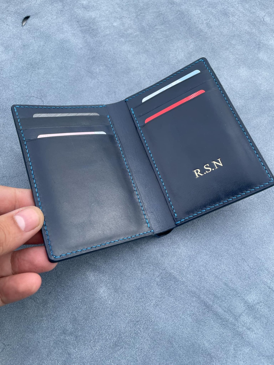 Portofel Personalizat Slim Stand up din piele naturala lucrat integral manual in Romania - geantă și husă - portofele, huse, suporturi - portofel - portofel bărbați - Artynos.ro Portofel Personalizat Slim Stand up din piele naturala lucrat integral manual in Romania - geantă și husă - portofele, huse, suporturi - portofel - portofel bărbați - Artynos.ro