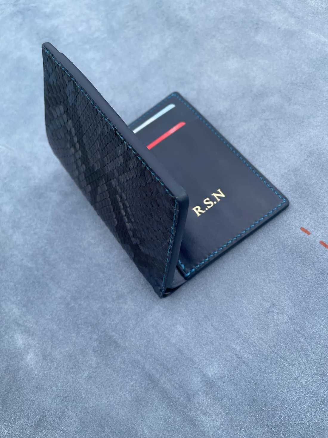 Portofel Personalizat Slim Stand up din piele naturala lucrat integral manual in Romania - geantă și husă - portofele, huse, suporturi - portofel - portofel bărbați - Artynos.ro Portofel Personalizat Slim Stand up din piele naturala lucrat integral manual in Romania - geantă și husă - portofele, huse, suporturi - portofel - portofel bărbați - Artynos.ro
