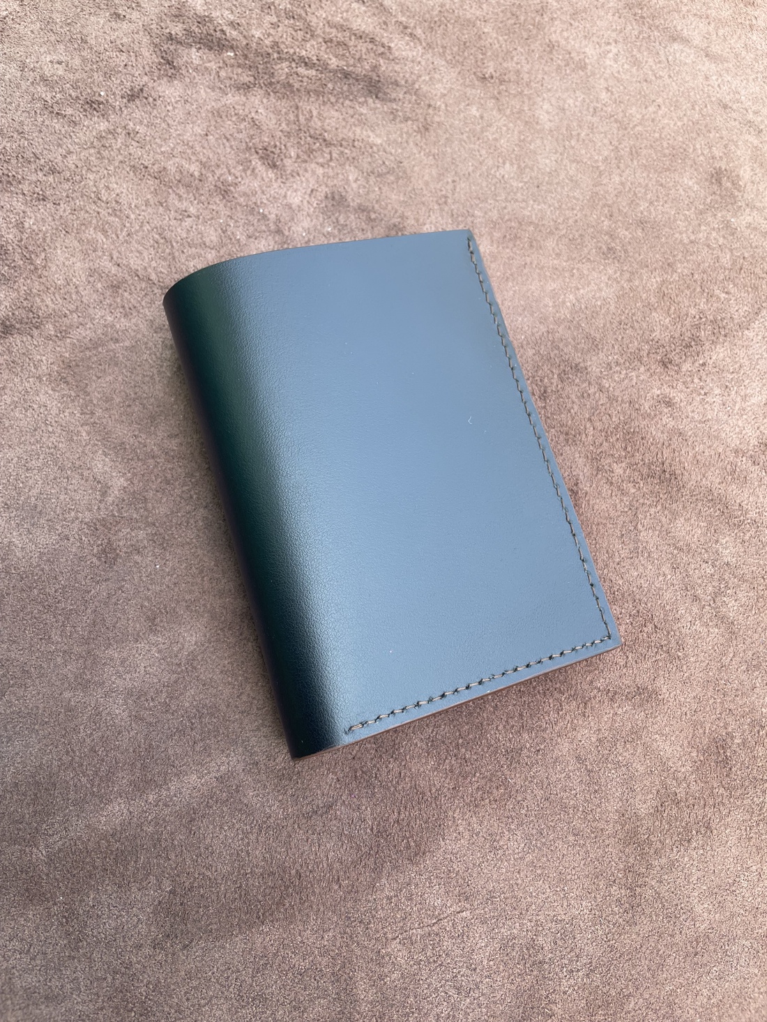 Portofel din piele naturala lucrat integral manual in Romania - geantă și husă - portofele, huse, suporturi - portofel - portofel bărbați - Artynos.ro Portofel din piele naturala lucrat integral manual in Romania - geantă și husă - portofele, huse, suporturi - portofel - portofel bărbați - Artynos.ro