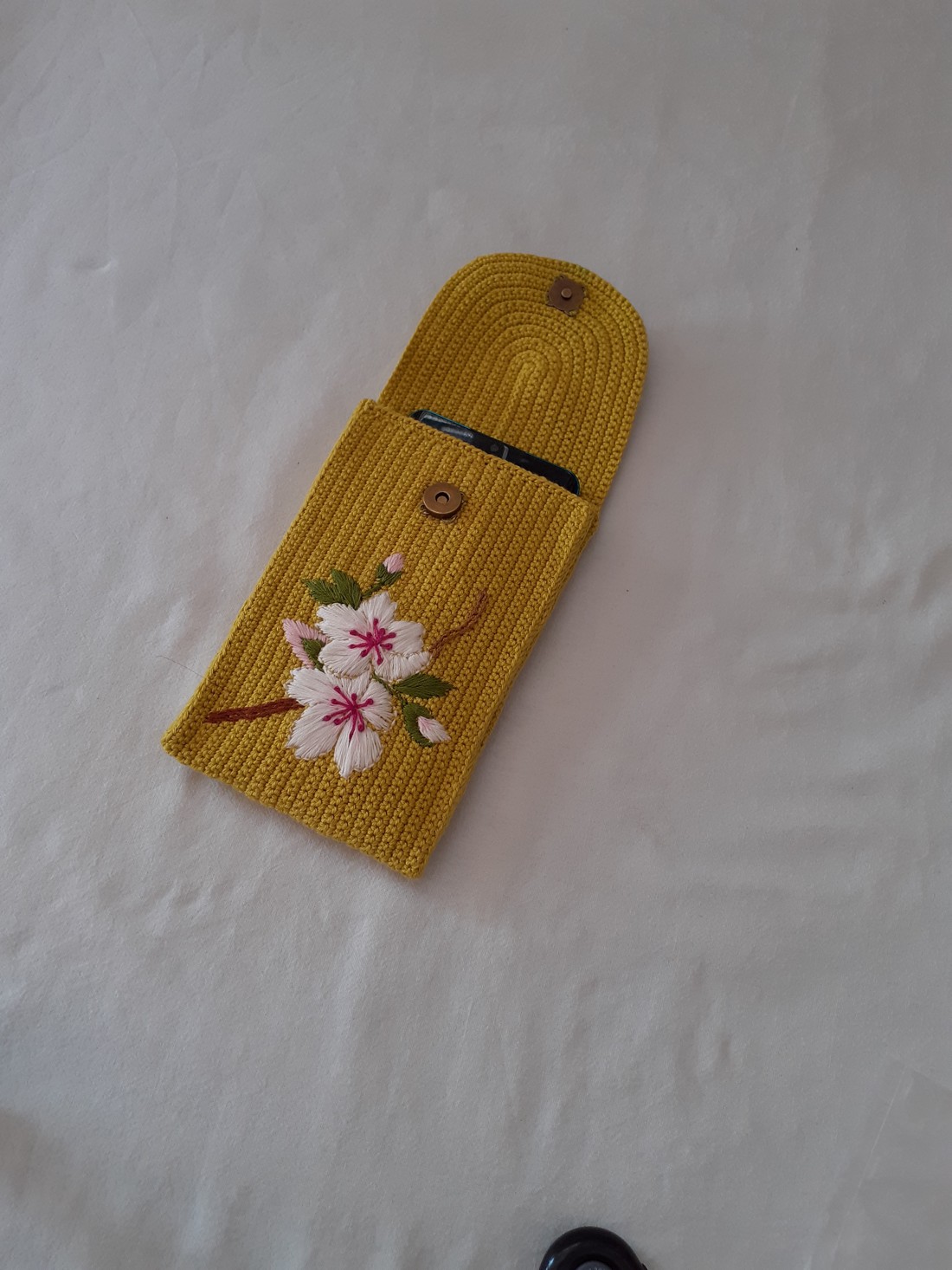 Carcase de telefon croșetate și brodate cu patent magnetic -  - Artynos.ro