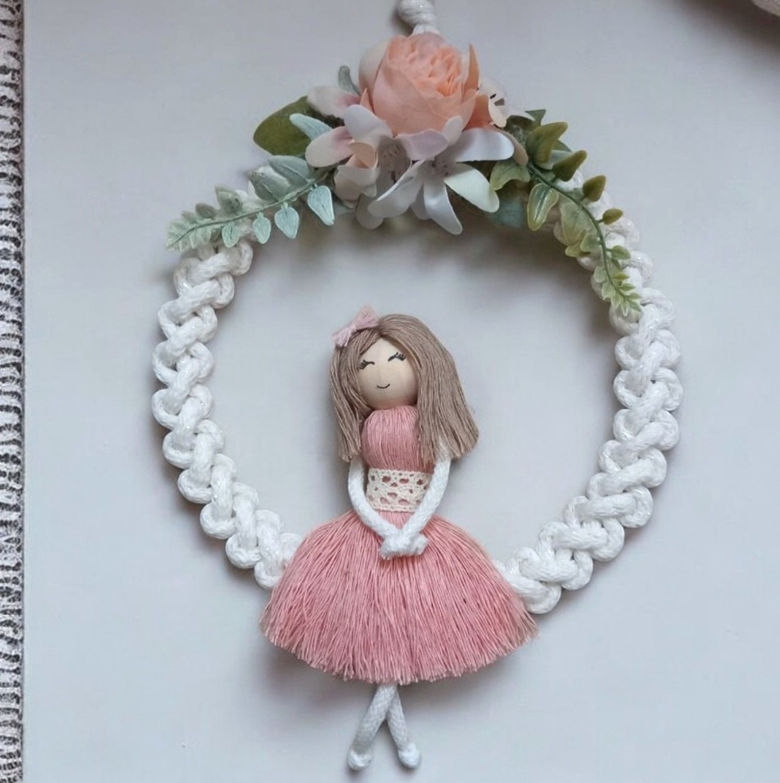 Decorațiune de perete de primăvară - păpușă macramé cu flori - casă & stil de viață - decorațiuni de casă - decorațiuni de pereți - decor de pereți, macrame - Artynos.ro
