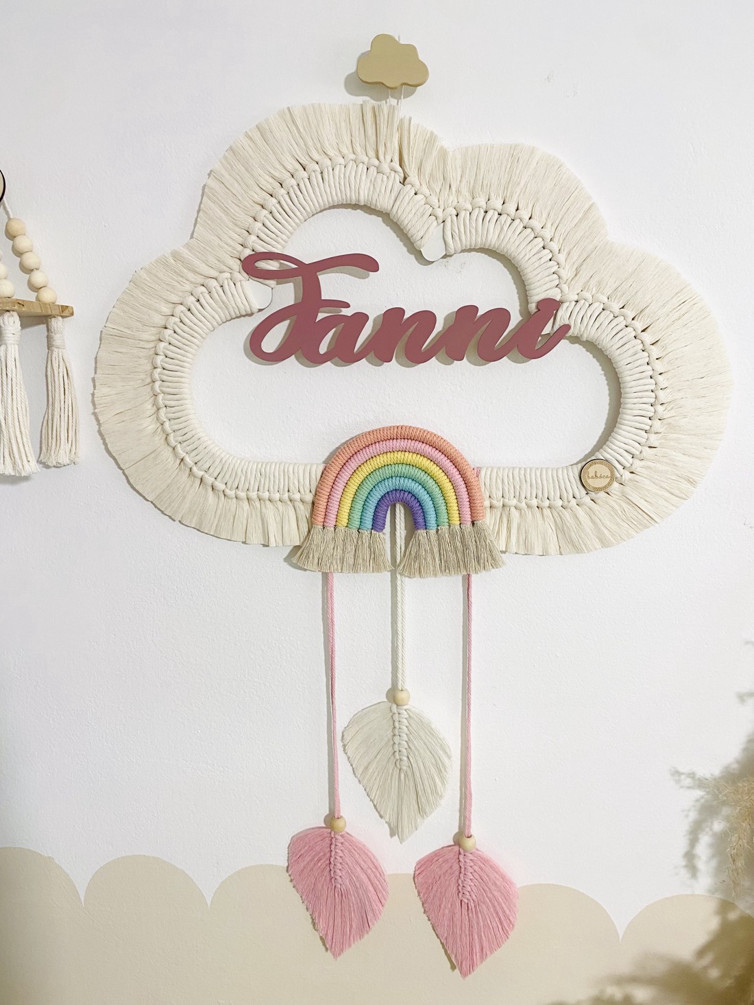 Decor de perete personalizat - nor macrame cu curcubeu și frunze (mare) - girly -  - Artynos.ro