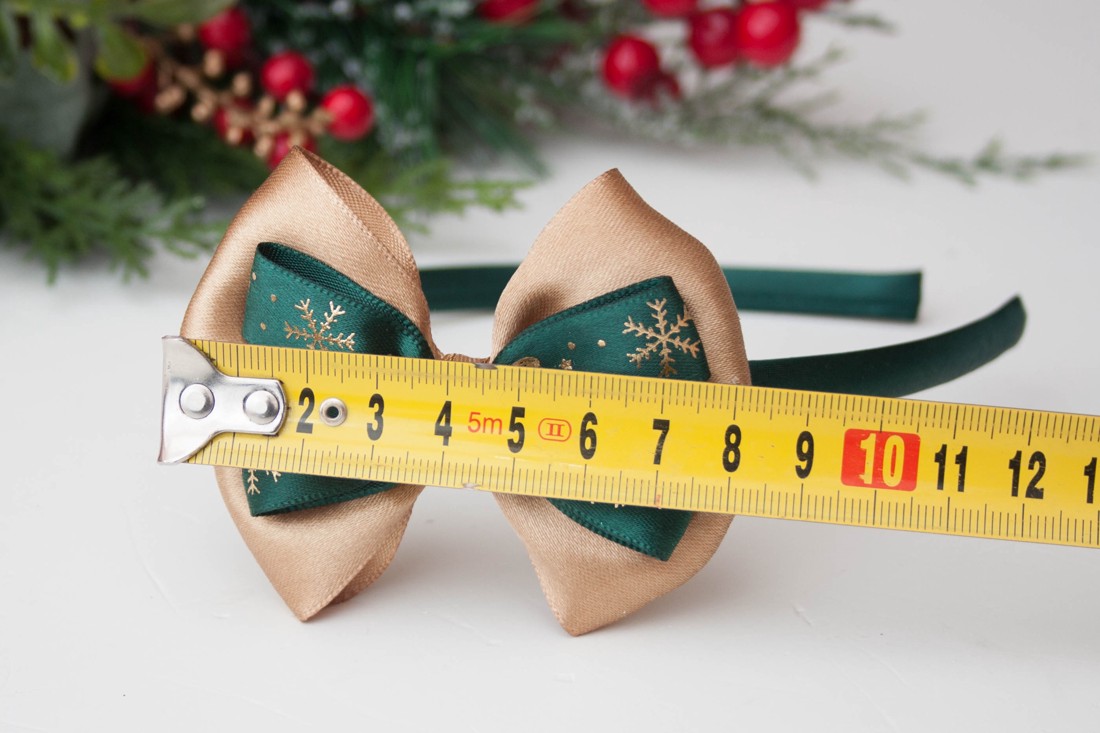 Cravată de păr cu panglică de Crăciun - auriu/verde închis - crăciun - îmbrăcăminte de crăciun - Artynos.ro Cravată de păr cu panglică de Crăciun - auriu/verde închis - crăciun - îmbrăcăminte de crăciun - Artynos.ro