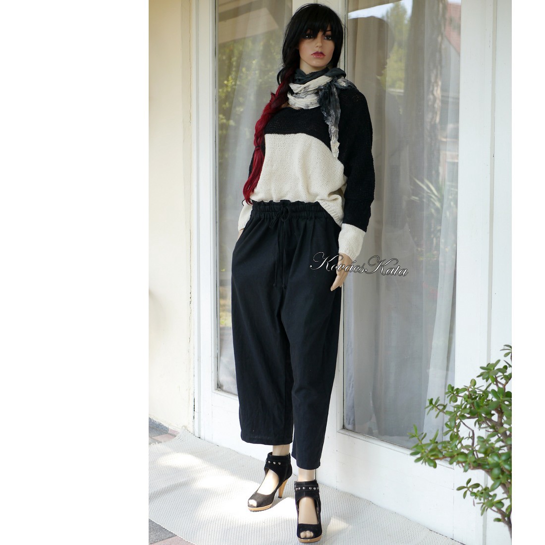 CRAZY SEXY- pulover curgător extravagant tricotat manual / alb + negru - îmbrăcăminte și modă - haine damă - hanorace, cardigane - Artynos.ro