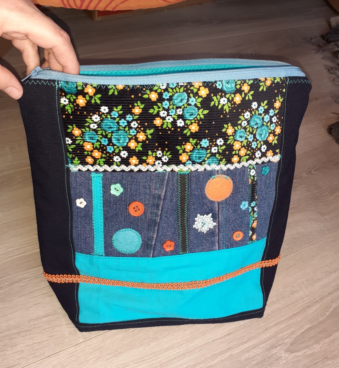 Vestă de voiaj din denim turcoaz cu ornamente - - Artynos.ro Vestă de voiaj din denim turcoaz cu ornamente - - Artynos.ro