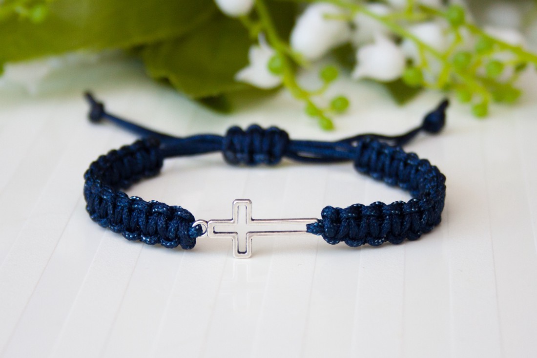 Brățară macramé împletită - Cross albastru miezul nopții - - Artynos.ro Brățară macramé împletită - Cross albastru miezul nopții - - Artynos.ro