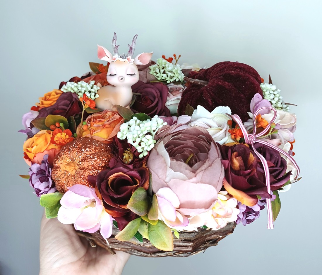 Coș floral cu gene false și căprioară -  - Artynos.ro