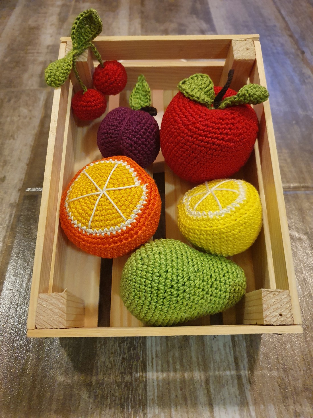 Fructe croșetate - jucării și echipamente pentru copii - plușuri - legume, fructe de pluș - Artynos.ro