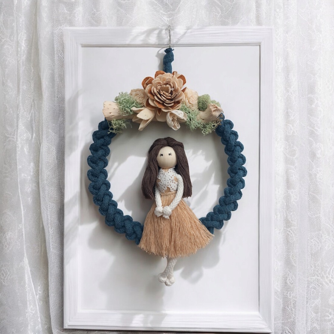 Decorațiune de perete din macramé albastru benzină cu păpușă din macramé bej-maro, fructe naturale, lichen - - Artynos.ro Decorațiune de perete din macramé albastru benzină cu păpușă din macramé bej-maro, fructe naturale, lichen - - Artynos.ro