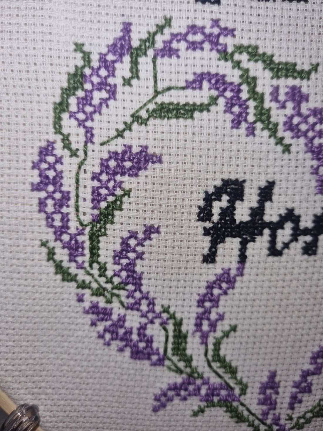 Levendulás falikép - arte vizuale și accesorii - imagini cu broderii - broderii în cruciuliță pe țesătură - Artynos.ro Levendulás falikép - arte vizuale și accesorii - imagini cu broderii - broderii în cruciuliță pe țesătură - Artynos.ro