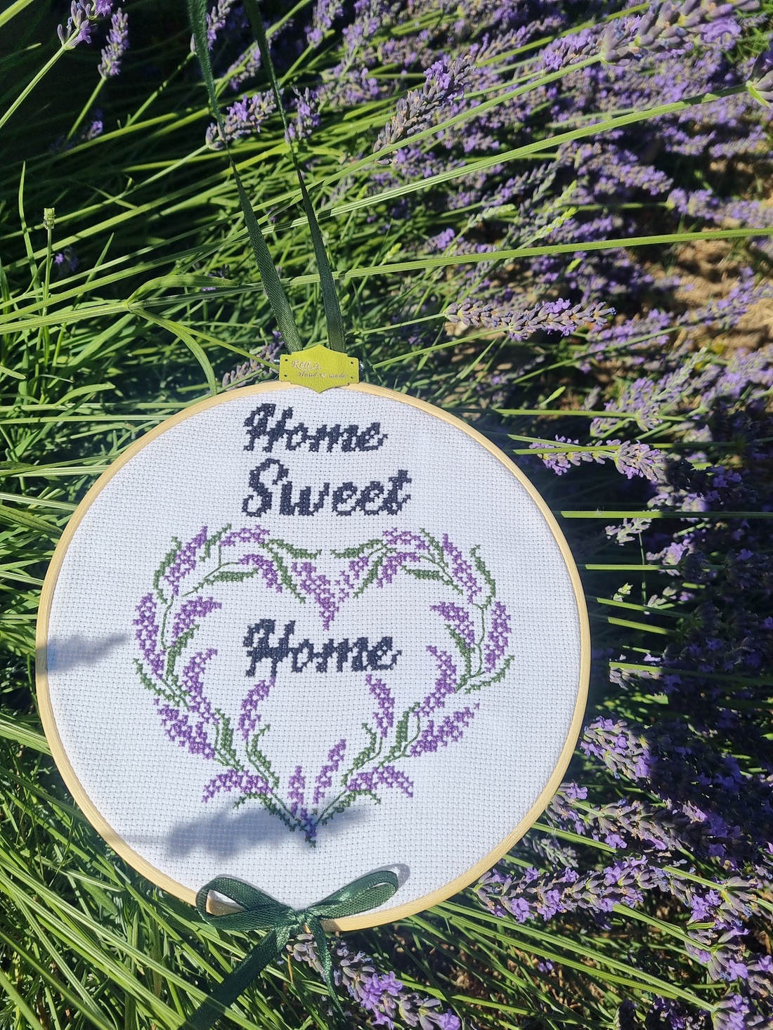 Levendulás falikép - arte vizuale și accesorii - imagini cu broderii - broderii în cruciuliță pe țesătură - Artynos.ro Levendulás falikép - arte vizuale și accesorii - imagini cu broderii - broderii în cruciuliță pe țesătură - Artynos.ro