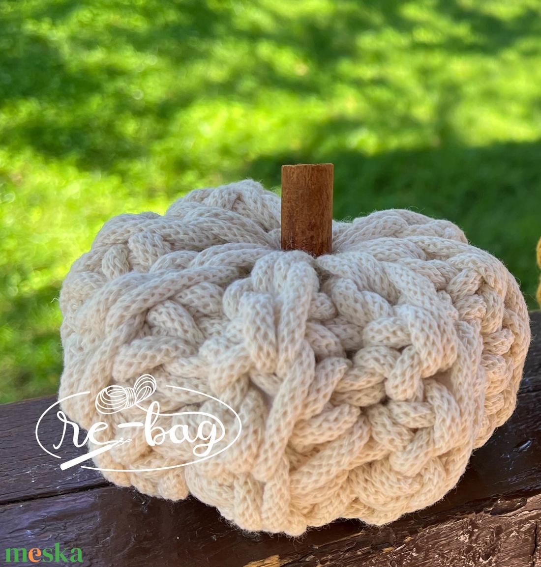 Decorațiune croșetată de toamnă - dovlecel cu codiță din scorțișoară - casă & stil de viață - accesorii pentru decorat casa - halloween - tot ce ai nevoie pentru petrecere! - dovleac de halloween - Artynos.ro