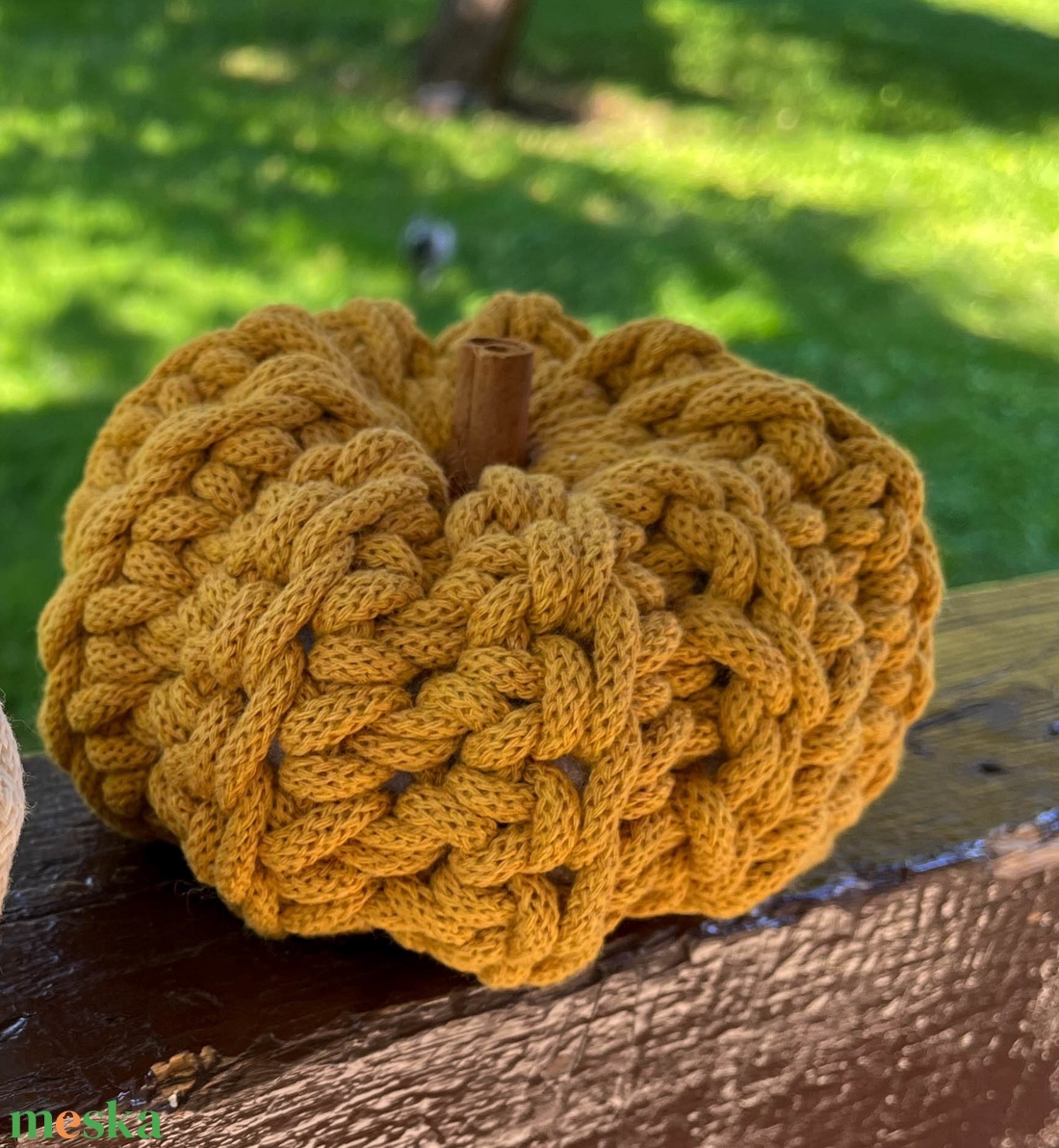 Decorațiune croșetată de toamnă - dovlecel cu codiță din scorțișoară - casă & stil de viață - accesorii pentru decorat casa - halloween - tot ce ai nevoie pentru petrecere! - dovleac de halloween - Artynos.ro