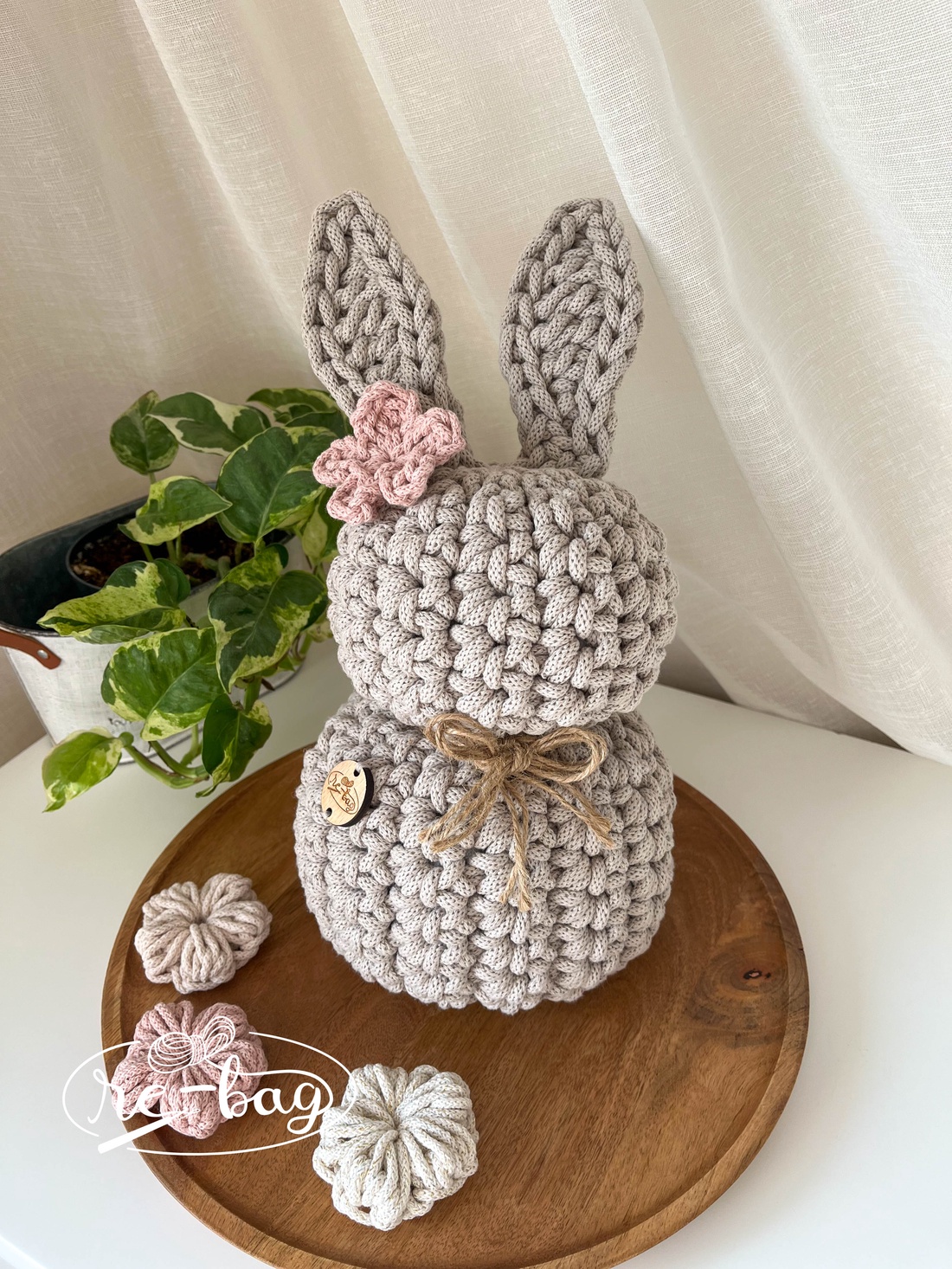 Decorațiune de Paște în formă de iepuraș - decor de sărbători - decorațiuni de paște - iepuraș de paște - Artynos.ro