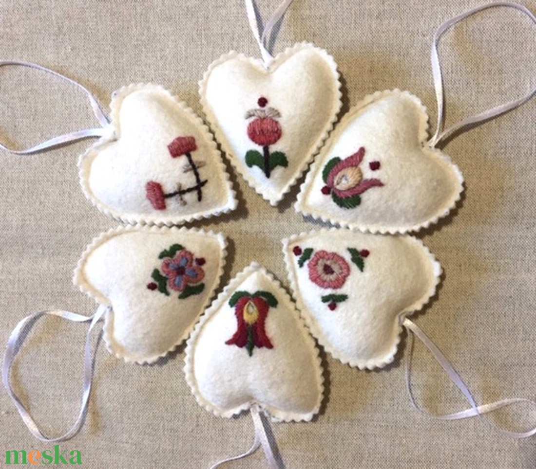 Kunhímzéssel díszített szívek - accesorii de crăciun - decorațiuni de crăciun de casă - decorațiuni pentru pomul de crăciun - Artynos.ro