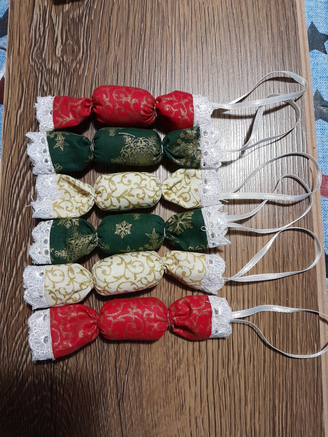 Textil szaloncukor, - accesorii de crăciun - decorațiuni de advent - decor de masa advent - Artynos.ro Textil szaloncukor, - accesorii de crăciun - decorațiuni de advent - decor de masa advent - Artynos.ro