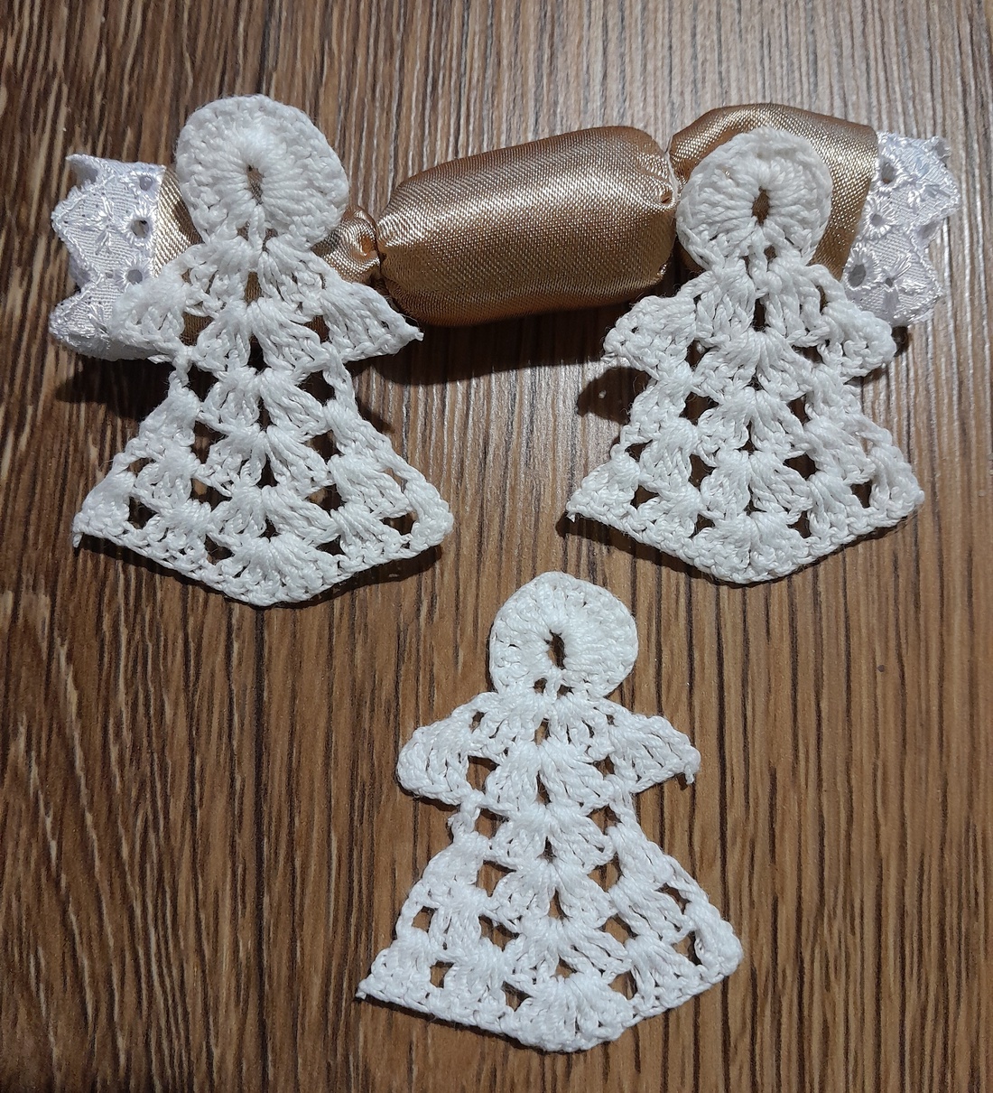 Horgolt lapos angyalka (3db) - accesorii de crăciun - decorațiuni de crăciun de casă - decor fereastră de crăciun - Artynos.ro Horgolt lapos angyalka (3db) - accesorii de crăciun - decorațiuni de crăciun de casă - decor fereastră de crăciun - Artynos.ro